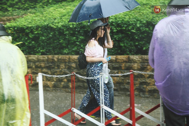 Nhiều bạn trẻ hồn nhiên mặc quần đùi, váy ngắn và tạo dáng phản cảm khi dự lễ Giỗ tổ Hùng Vương